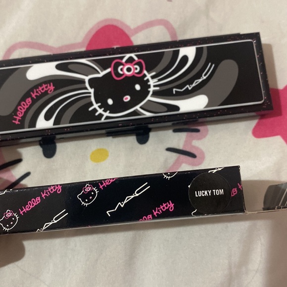 🎉HOST PICK🎉 NWT Exclusive hallow kitty eyeshadow palette - Picture 5 of 8